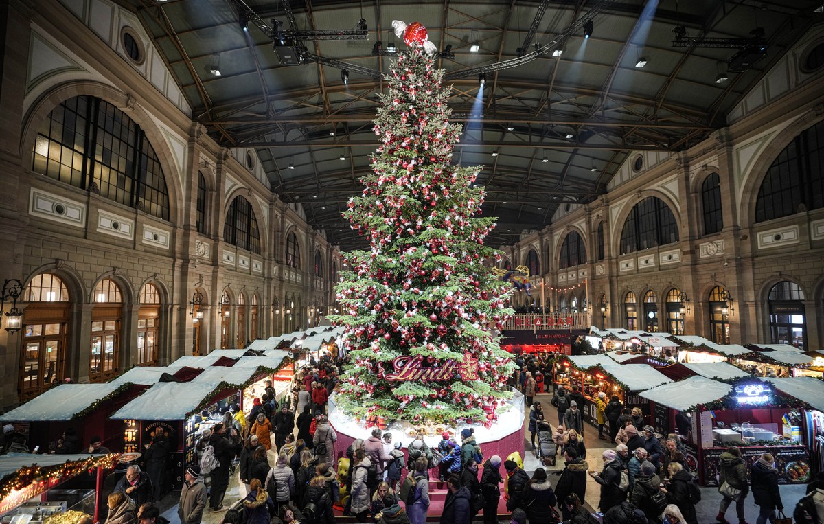 A Christmas market with a Christmas tree of Swiss chocolate producer Lindt is set in the hall of the Grand Central Station in Zurich, Switzerland, Thursday, Dec. 12, 2024. (AP Photo/Martin Meissner)