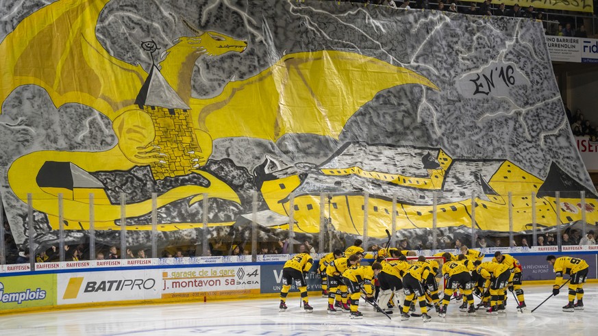 Ajoies Fans begruessen ihre Spieler vor dem Qualifiaktionsspiel der Eishockey National League zwischen dem HC Ajoie und dem HC Fribourg-Gotteron in der Raiffeisen Arena in Porrentruy, am Freitag, 26.  ...