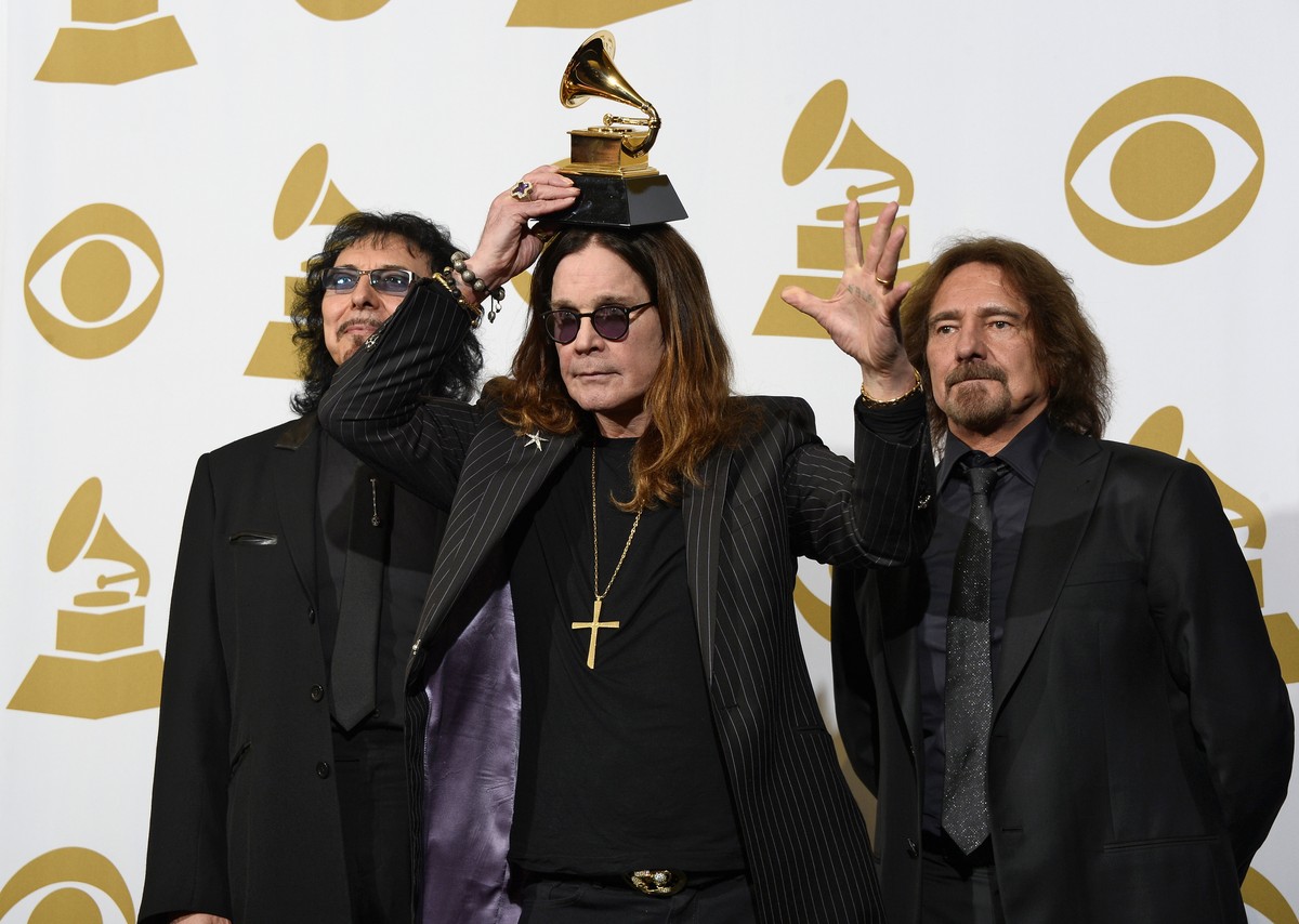 epa12253928 (FILE) - British singer Ozzy Osbourne (C), guitarist Tony Iommi (L) and bassist Geezer Butler (R) of Black Sabbath hold up award for 'Best Metal Performance' at the 56th annual G ...