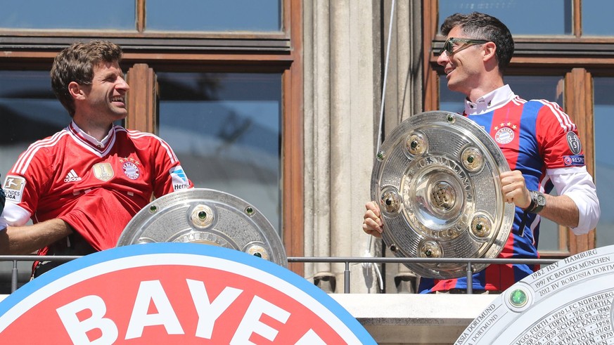 IMAGO / Ulrich Wagner

München, Deutschland 15. Mai 2022: Fussball, Herren, Saison 2021/2022, FC Bayern München, Meisterfeier am Marienplatz, Rathaus Thomas Müller / Mueller (FC Bayern München) (li.)  ...