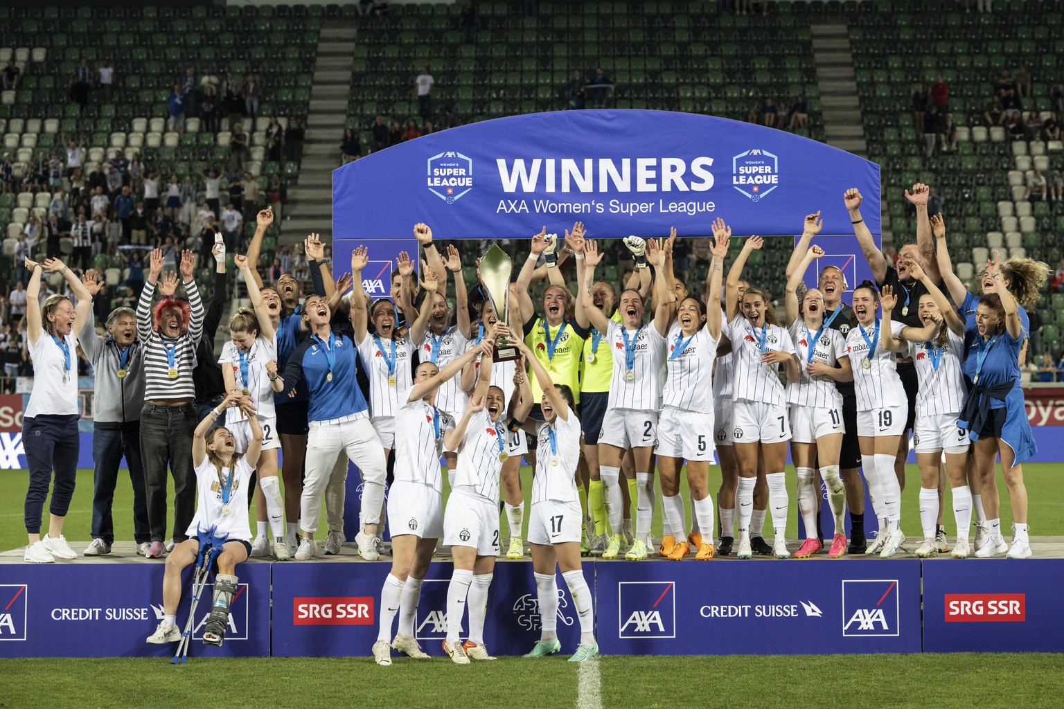 Die Zuercher Frauen jubeln mit dem Pokal nach ihrem Sieg im AXA Women�s Super League Playoff-Final zwischen dem Servette FC Chenois Feminin und den FC Zuerich Frauen, am Freitag, 2. Juni 2023, im Kybu ...