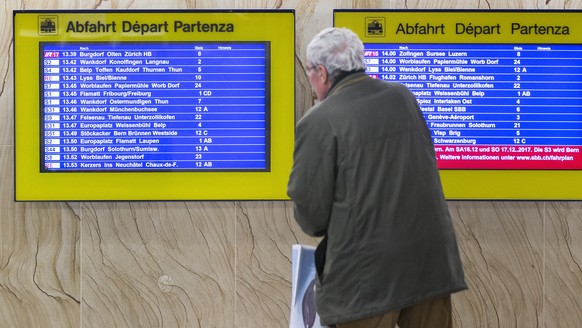 THEMENBILD ZUM FAHRPLAN 2021 DER SBB --- Eine Anzeigetafel zeigt die Abfahrtszeiten der Zuege an, am Mittwoch, 13. Dezember 2017 im Bahnhof Bern. (KEYSTONE/Peter Klaunzer)
