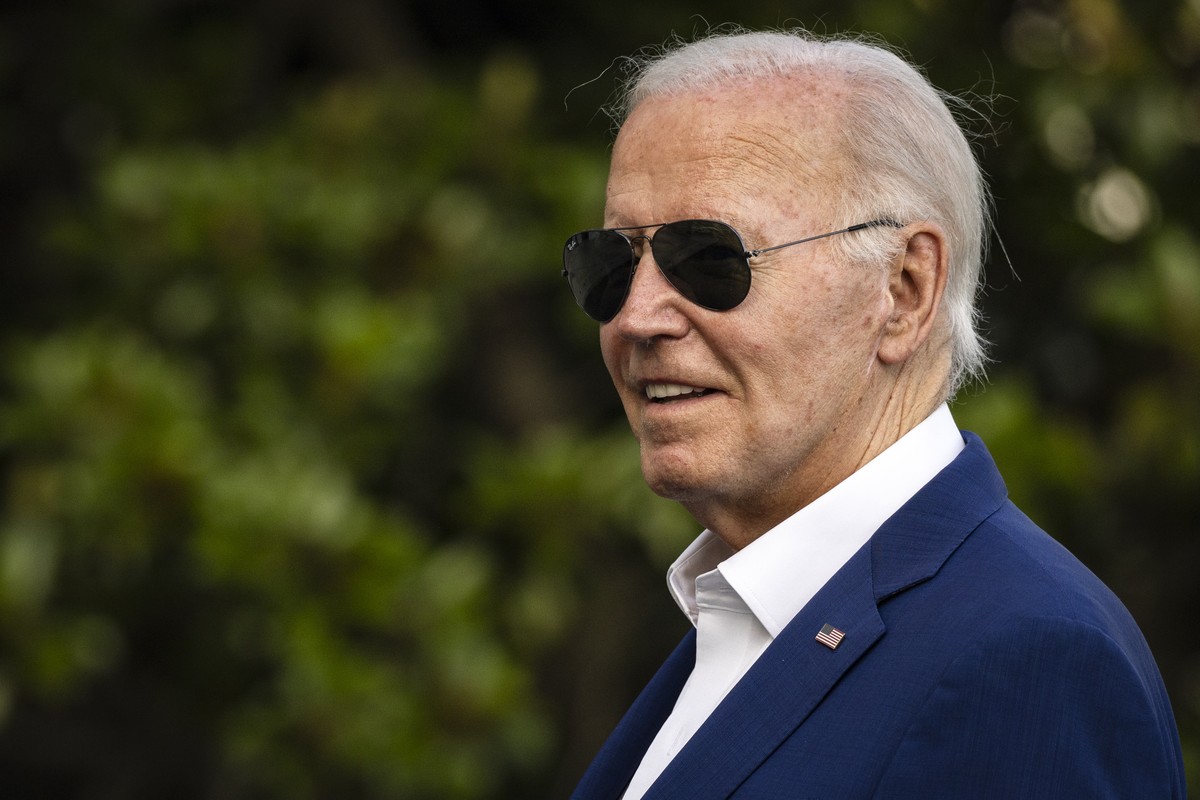 epa11466106 US President Joe Biden looks towards reporters as they shout questions as he walks towards the White House after landing on Marine One, in Washington, DC, USA, 07 July 2024. President Bide ...