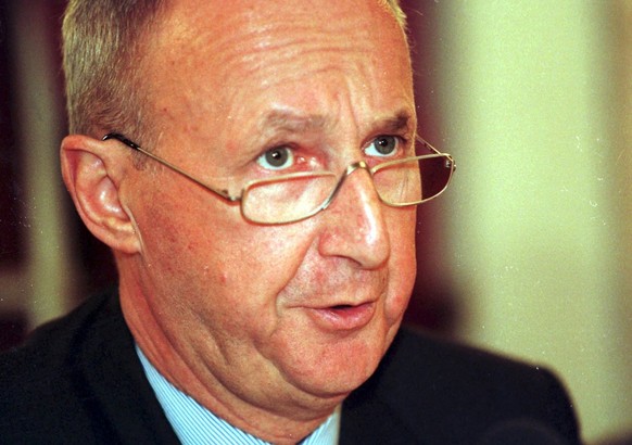 ARCHIV --- Hans Meyer, Praesident des Direktoriums der Schweizerischen Nationalbank (SNB), aufgenommen im Dezember 1997. Hans Meyer will auf Ende Jahr zuruecktreten, wurde am 30. Juni 2000 mitgeteilt. ...