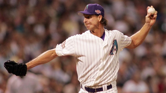 KRT SPORTS STORY SLUGGED: BBO-ALLSTARS KRT PHOTOGRAPH BY RON JENKINS/FORT WORTH STAR-TELEGRAM DALLAS OUT July 13 HOUSTON, TX -- Arizona s Randy Johnson pitches in the top of the third inning during th ...