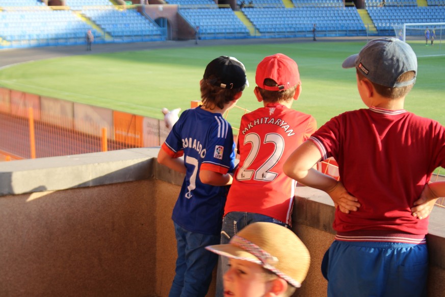 Immerhin auf der Tribüne gibt es einen Ronaldo und einen Mkhitaryan zu sehen.