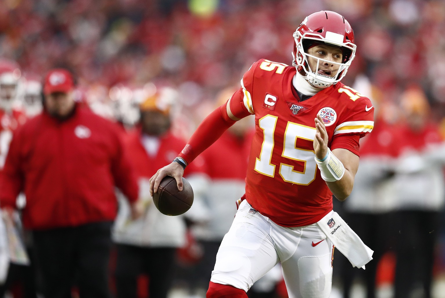 epa08123676 Kansas City Chiefs quarterback Patrick Mahomes runs the ball against the Houston Texans in the first half of their AFC Divisional round playoff game at Arrowhead Stadium in Kansas City, Mi ...