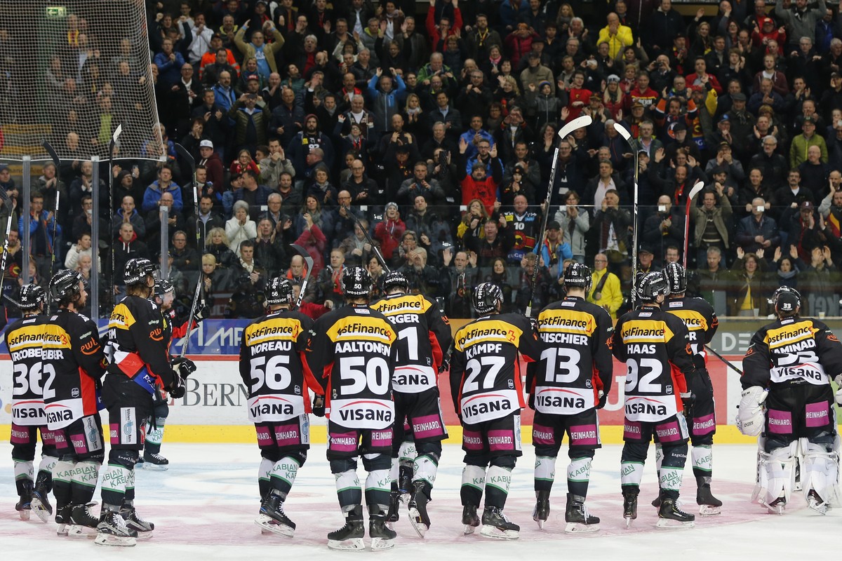 Berns Spieler jubeln mit ihren Fans nach dem Sieg im fuenften Eishockey Playoff-Halbfinalspiel der National League zwischen dem SC Bern und den ZSC Lions, am Donnerstag, 5. April 2018, in der PostFina ...
