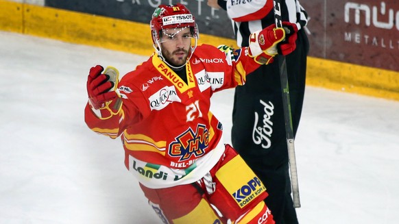 Biels Jason Fuchs feiert seinen Treffer mit Kollegen im Eishockey Meisterschaftsspiel der National League zwischen dem EHC Biel und dem HC Davos am Dienstag, 24. September 2019, in der Tissot Arena in ...