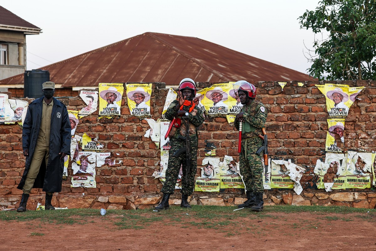epa12652026 Members of Uganda security forces operates during the opening of ballot boxes during the presidential elections in Kampala, Uganda, 15 January 2026. Eight presidential candidates, includin ...