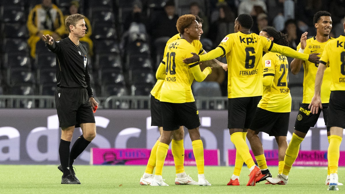 Edimilson Fernandes (YB), Mitte-rechts, reagiert nach seiner Roten Karte und dem Platzverweis neben Schiedsrichter Lukas Faehndrich, links, Alvyn Sanches (YB), Isaac Schmidt (YB), und Moritz Jenz (YB) ...