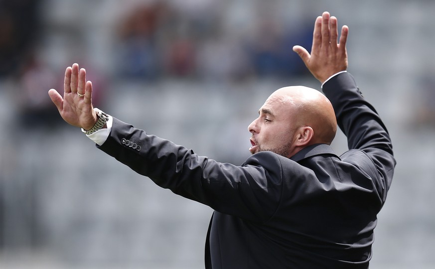 ARCHIV  ZUR ENTLASSUNG VON TRAINER GIORGIO CONTINI BEIM FC VADUZ STELLEN WIR IHNEN DIESER ARCHIVBILD ZUR VERFUEGUNG --- Vaduz-Trainer Giorgio Contini gibt Anweisungen, im Fussball Super League Spiel  ...