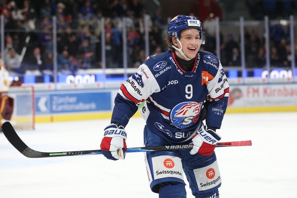 Vinzenz Rohrer (ZSC) nach seinem Treffer zum 1:0 im Eishockeyspiel der National League zwischen den ZSC Lions und dem Geneve-Servette HC, am Samstag, 28. Februar 2026, in der Swiss Life Arena in Zueri ...