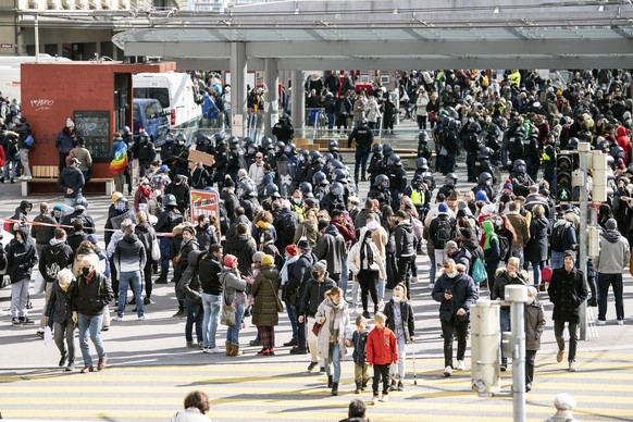 Die Polizei kesselt Personen ein anlaesslich einer Demonstration gegen die verordneten Corona Schutzmassnahmen, am Samstag, 20. Maerz 2021, in Bern. (KEYSTONE/Peter Schneider)