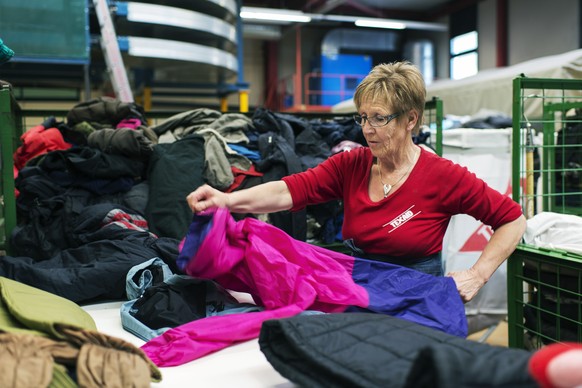 Texaid-Mitarbeiterin Olga Hartweg sortiert die besseren Kleidungsstuecke im Sortierbetrieb der Texaid Kleidersammlung in Schattdorf, Kt. Uri, aufgenommen am 18. April 2013. Texaid sammelt, sortiert un ...