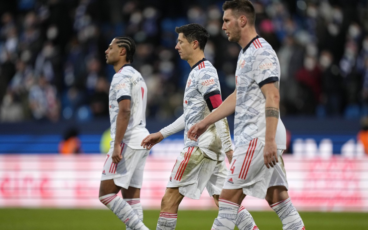 Bayern's Serge Gnabry, Bayern's Robert Lewandowski and Bayern's Niklas Suele, from left, leave the pitch disappointed after losing the German Bundesliga soccer match between VfL Bochum  ...
