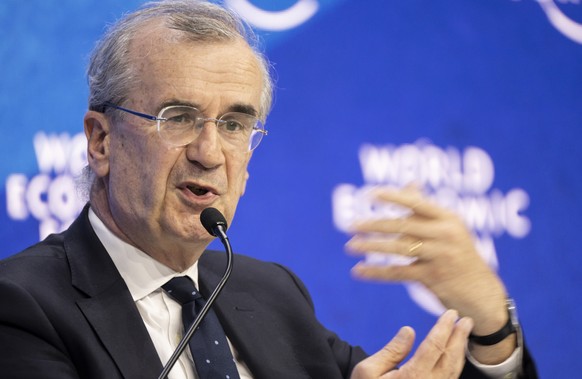 ARCHIV -- ZU HAMMERANGRIFF AUF DEN FRANZOESISCHEN NOTENBANKCHEF FRANCOIS VILLEROY DE GALHAU -- Francois Villeroy de Galhau, Governor of the Central Bank of France, addresses a plenary session during t ...