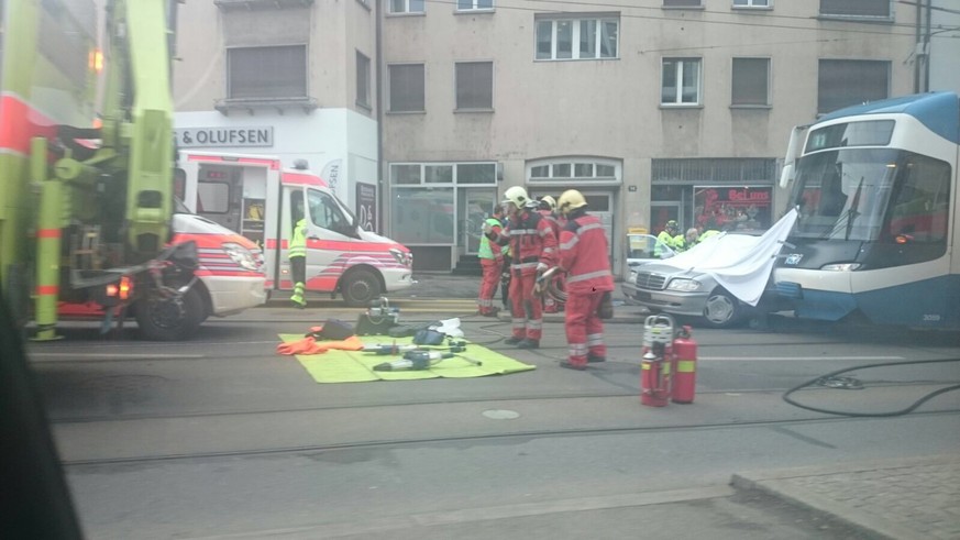 Grosseinsatz der Rettungskräfte am Zürcher Hegibachplatz.