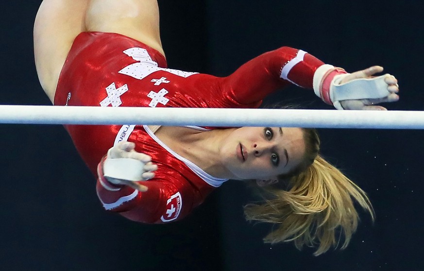 ARCHIV - ZUR RUECKTRITTSANKUENDIGUNG VON GIULIA STEINGRUBER STELLEN WIR IHNEN FOLGENDES BILDMATERIAL ZUR VERFUEGUNG - epa03667178 Giulia Steingruber of Switzerland competes on the Uneven Bars during t ...