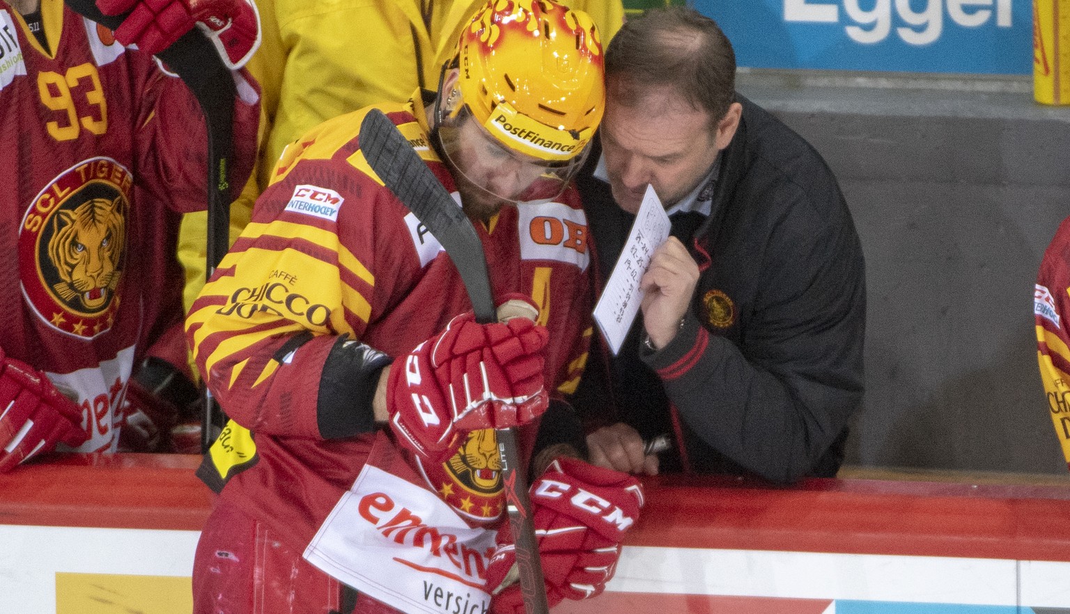 Tigers, Head Coach Heinz Ehlers, gibt Chris DiDomenico, Anweisungen, waehrend dem Meisterschaftsspiel der National League, zwischen den SCL Tigers und die Genf-Servette HC, am Dienstag 4. Dezember 201 ...