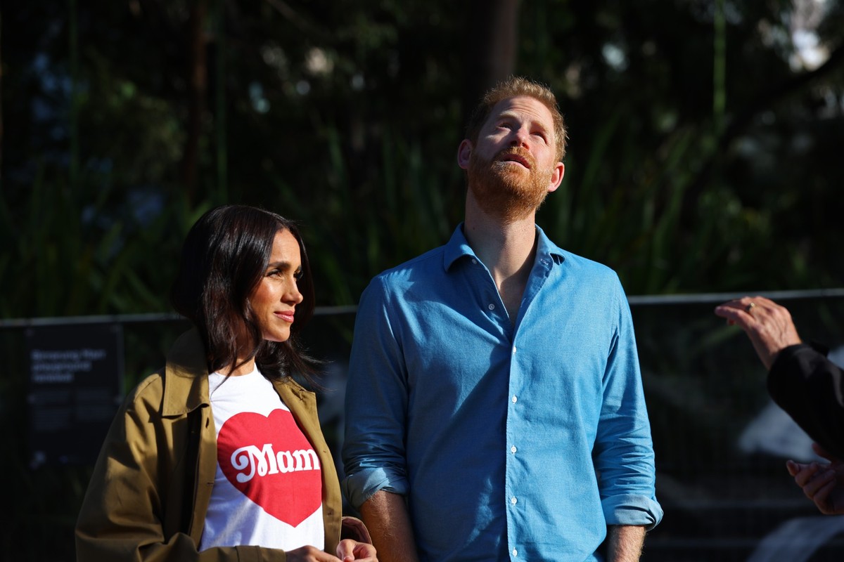 epa12892864 Prince Harry (R) and Meghan (L), the Duke and Duchess of Sussex, participate in the Scar Tree Walk at Birrarung Marr in Melbourne, Australia, 16 April 2026. The Duke and Duchess of Sussex  ...