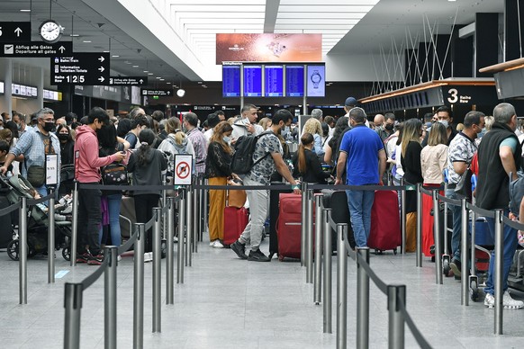 Reisende auf dem Flughafen Zuerich in Kloten am Samstag, 10. Juli 2021. Am Wochenende beginnen in weiten Teilen der Schweiz die Sommerferien. (KEYSTONE/Walter Bi