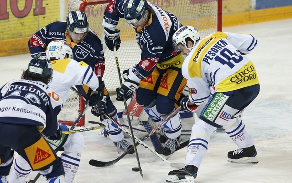 Zug&#039;s Dominik Schlumpf, Ambri&#039;s Cory Emmerton, Zug&#039;s Samuel Erni, Zug&#039;s Josh Holden, und Ambri&#039;s Janne Pesonen, von links, waehrend dem Eishockey Meisterschaftsspiel der Natio ...