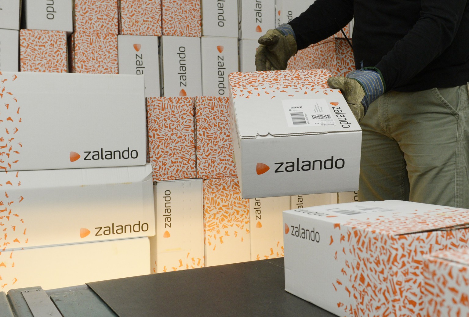 ZUR MELDUNG, DASS DER ONLINE-MODEHAENDLER ZALANDO SEINEN UMSATZ STEIGERN KONNTE, STELLEN WIR IHNEN AM DONNERSTAG, 10. NOVEMBER 2016, FOLGENDES ARCHIVBILD ZUR VERFUEGUNG - Zalando Pakete werden fuer de ...