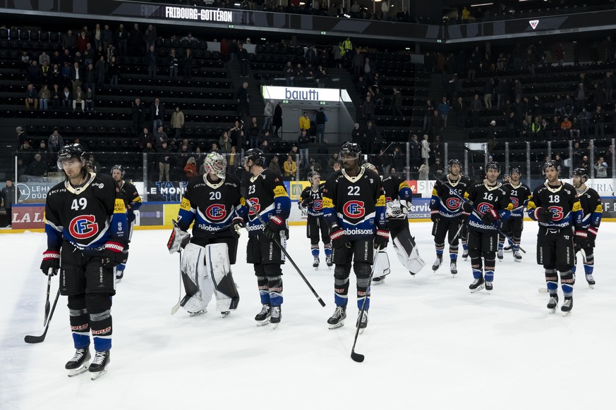 HC Fribourg-Gotteron Spieler reagieren nach der Niederlage 1-2, beim Eishockey Pre Playoff, Spiel 1, der National League zwischen dem HC Fribourg Gotteron und dem HC Lugano, am Dienstag, 7. Maerz 2023 ...