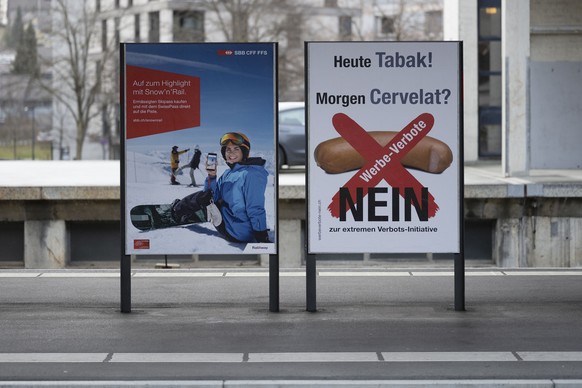 Ein SBB-Plakat und ein Plakat mit der Aufschrift &quot;Heute Tabak! Morgen Cervelat? Werbe-Verbote Nein&quot;, fotografiert am Montag, 31. Januar 2022 auf dem Perron am Bahnhof Uster. Am 13. Februar w ...