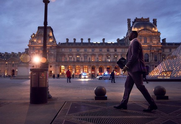 Meisterdieb Arsène Lupin (Omar Sy) neben dem Louvre in Paris.