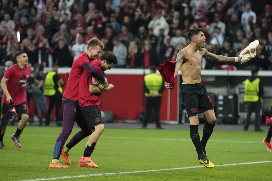 Leverkusen&#039;s players celebrate at the end of the Europa League second leg semi-final soccer match between Leverkusen and Roma at the BayArena in Leverkusen, Germany, Thursday, May 9, 2024. (AP Ph ...