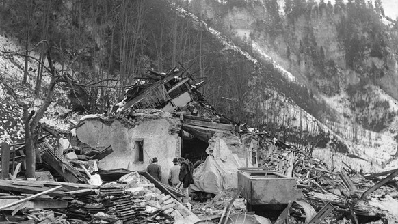 ARCHIVBILD ZUR HEUTIGEN MEDIENKONFERENZ UEBER DAS EHEMALIGE MUNITIONSLAGER MITHOLZ, AM DONNERSTAG, 28. JUNI 2018 - Helfer durchsuchen ein durch die Explosion komplett zerstoertes Gebaeude in Mitholz i ...