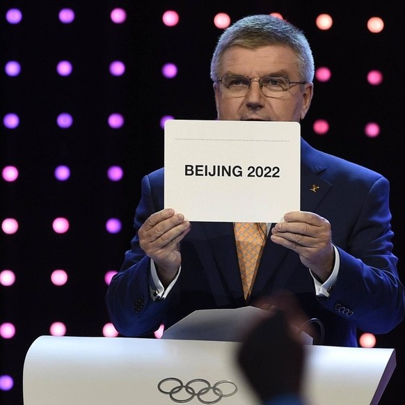 210131 -- BEIJING, Jan. 31, 2021 -- Photo taken on July 31, 2015 shows International Olympic Committee IOC president Thomas Bach showing the card with the name Beijing as the winning name of the 2022  ...