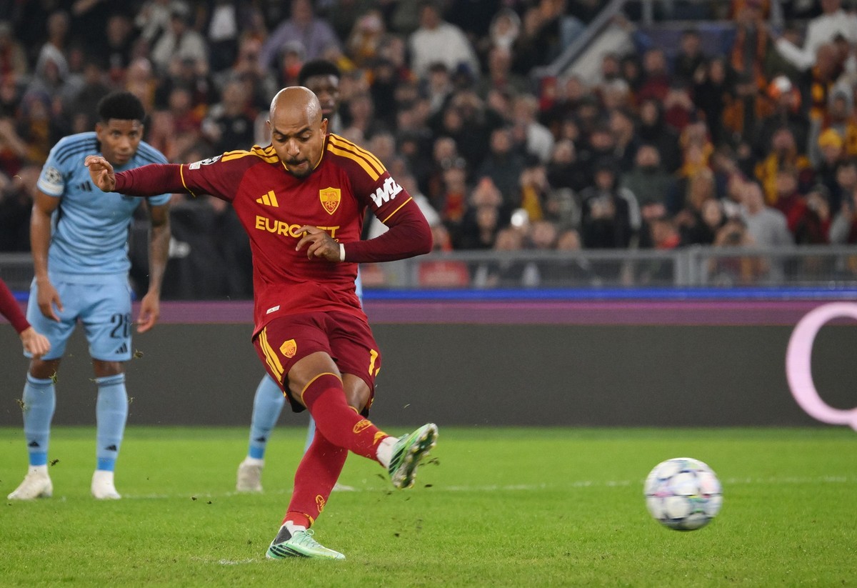 epa13318279 Roma's Donyell Malen scores a goal on a penalty during the UEFA Champions League soccer match between AS Roma and Slovan Bratislava in Rome, Italy, 20 October 2026. EPA/ALESSANDRO DI  ...