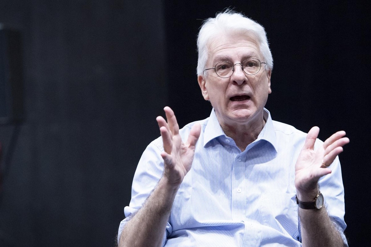Dominique Bourg, professeur honoraire de l'UNIL parle lors d'une conference de presse des mouvements ecologique Extinction Rebellion, XR, et la Greve du Climat Vaud sur la thematique "V ...