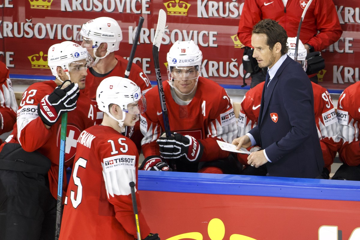 Patrick Fischer, right, head coach of Switzerland national ice hockey team, speaks to his players forward Nino Niederreiter, left, forward Gregory Hofmann #15, forward Reto Schaeppi #19, during the II ...
