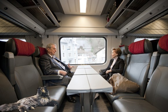 Two elderly travelers sit in a first class compartment of an InterCity train of the Swiss Federal Railways SBB from Biel to Basel, Switzerland, on November 27, 2009. (KEYSTONE/Gaetan Bally)
Zwei ael ...