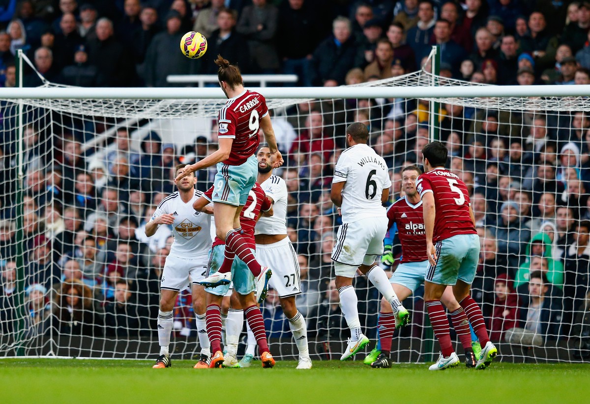 Dass man Andy Carroll nicht zum Kopfball ansetzen lassen darf, ist den Gästen wohl nicht bekannt.