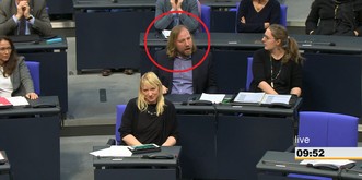 AfD-Abgeordneter zündelt im Bundestag – bis diesem Grünen-Politiker der Kragen platzt