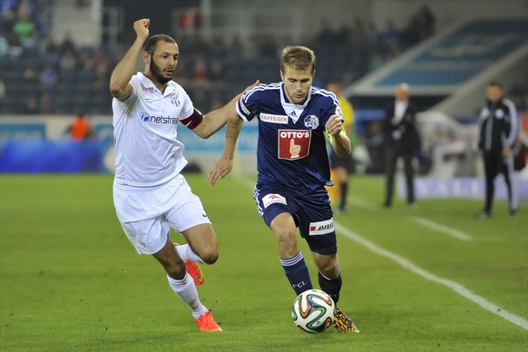 Lustenberger (rechts) im Laufduell mit Chikhaoui.