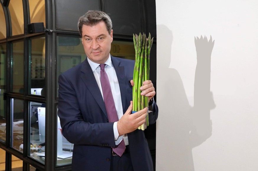 Spargel statt Kreuz: So macht sich das Internet über Bayerns Ministerpräsident Markus Söder lustig.