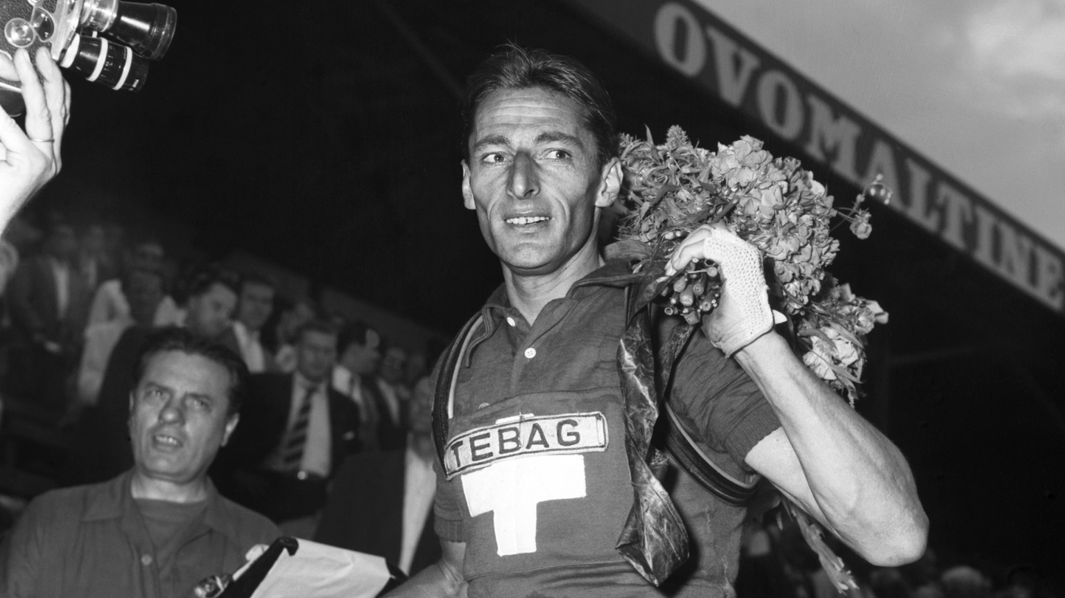 ARCHIVE - DIE RAD-LEGENDE FERDY KUEBLER IST TOT. DER ZUERCHER STARB AM DONNERSTAG, 29. DEZEMBER 2016 IM ALTER VON 97 JAHREN - Swiss bicycle racer Ferdy Kuebler with a flower bouquet after finishing th ...