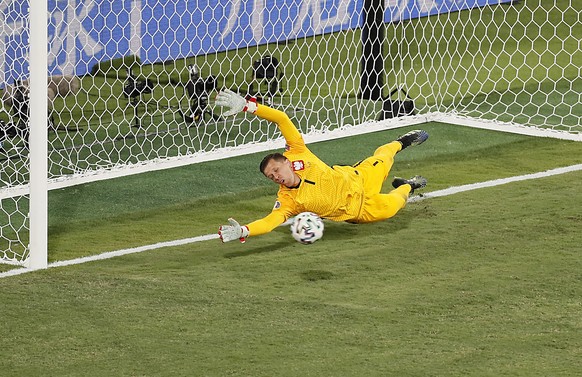 epa09286990 Goalkeeper Wojciech Szczesny of Poland in action as Gerard Moreno (not seen) of Spain misses a penalty during the UEFA EURO 2020 group E preliminary round soccer match between Spain and Po ...