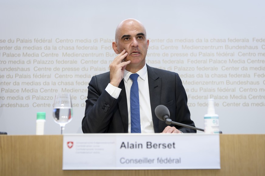 Bundesrat Alain Berset, spricht waehrend einer Medienkonferenz des Bundesrates, am Mittwoch, 11. November 2020, im Medienzentrum Bundeshaus in Bern. (KEYSTONE/Anthony Anex)