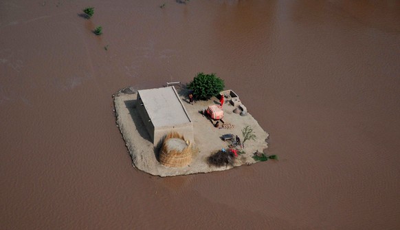 epaselect epa04397140 An aerial view of flooded areas on the outskirts of Multan, Punjab province, Pakistan, 11 September 2014. Pakistani authorities were struggling to protect the historic city of Mu ...
