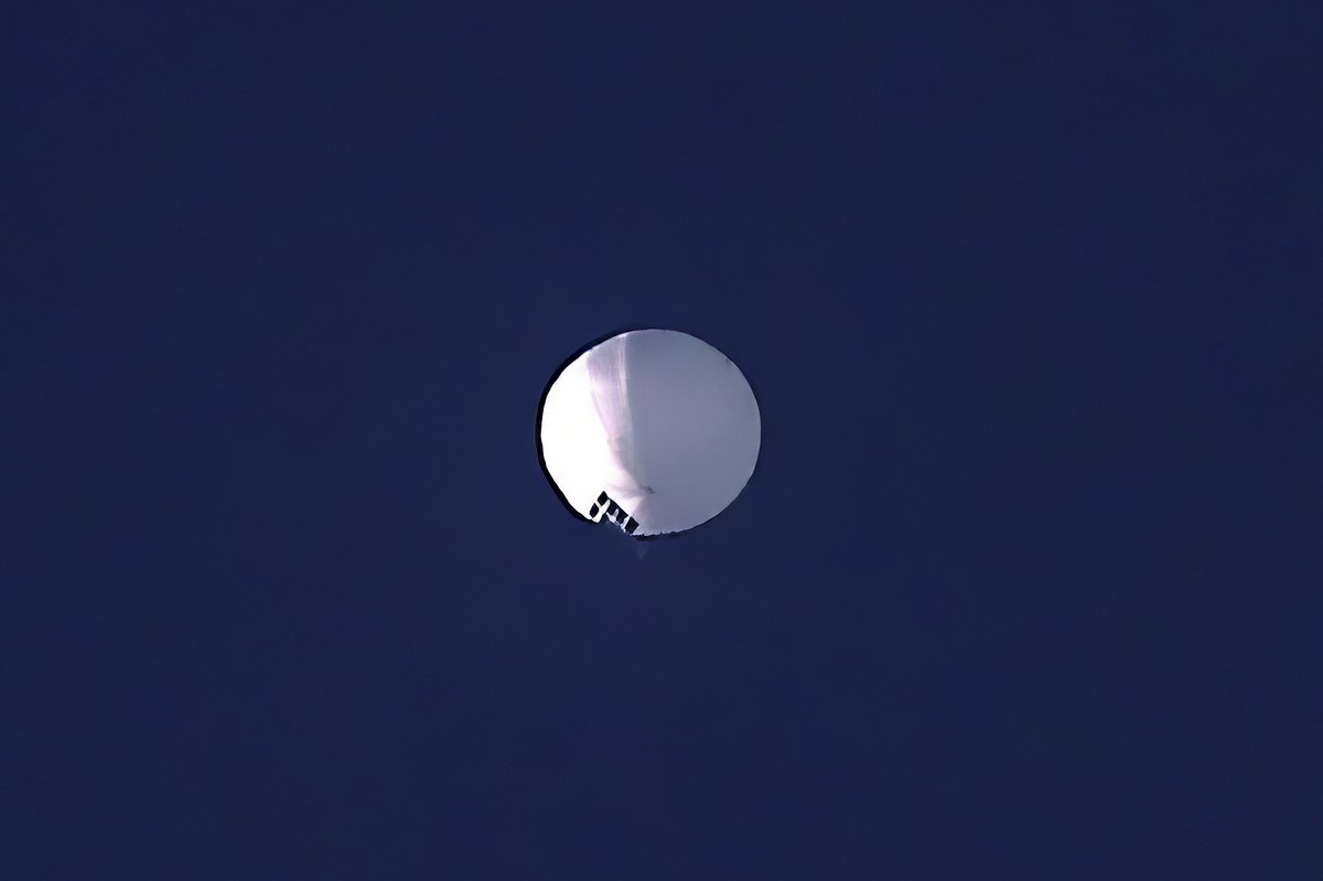 Le ballon, d’une taille équivalente à trois bus, survolerait des sites militaires stratégiques.