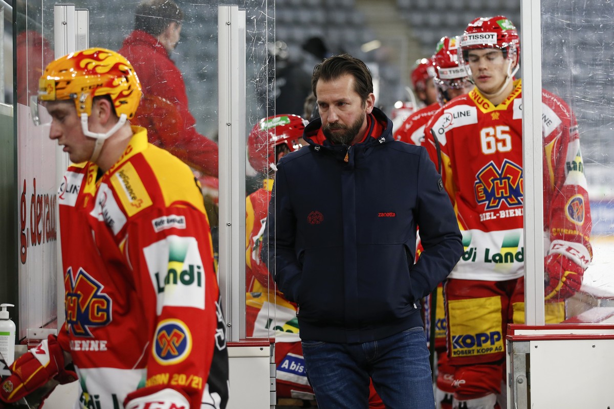 Biels Postfinance Topscorer Janis Jerome Moser, links, und Biels Cheftrainer Lars Leuenberger gehen in die Drittelspause, im Eishockey Meisterschaftsspiel der National League zwischen dem EHC Biel und ...