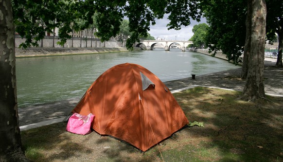 Besser als gar kein Schutz: Gewisse Obdachlose verbringen die Nacht im Zelt. Hier an der Seine in Paris. 