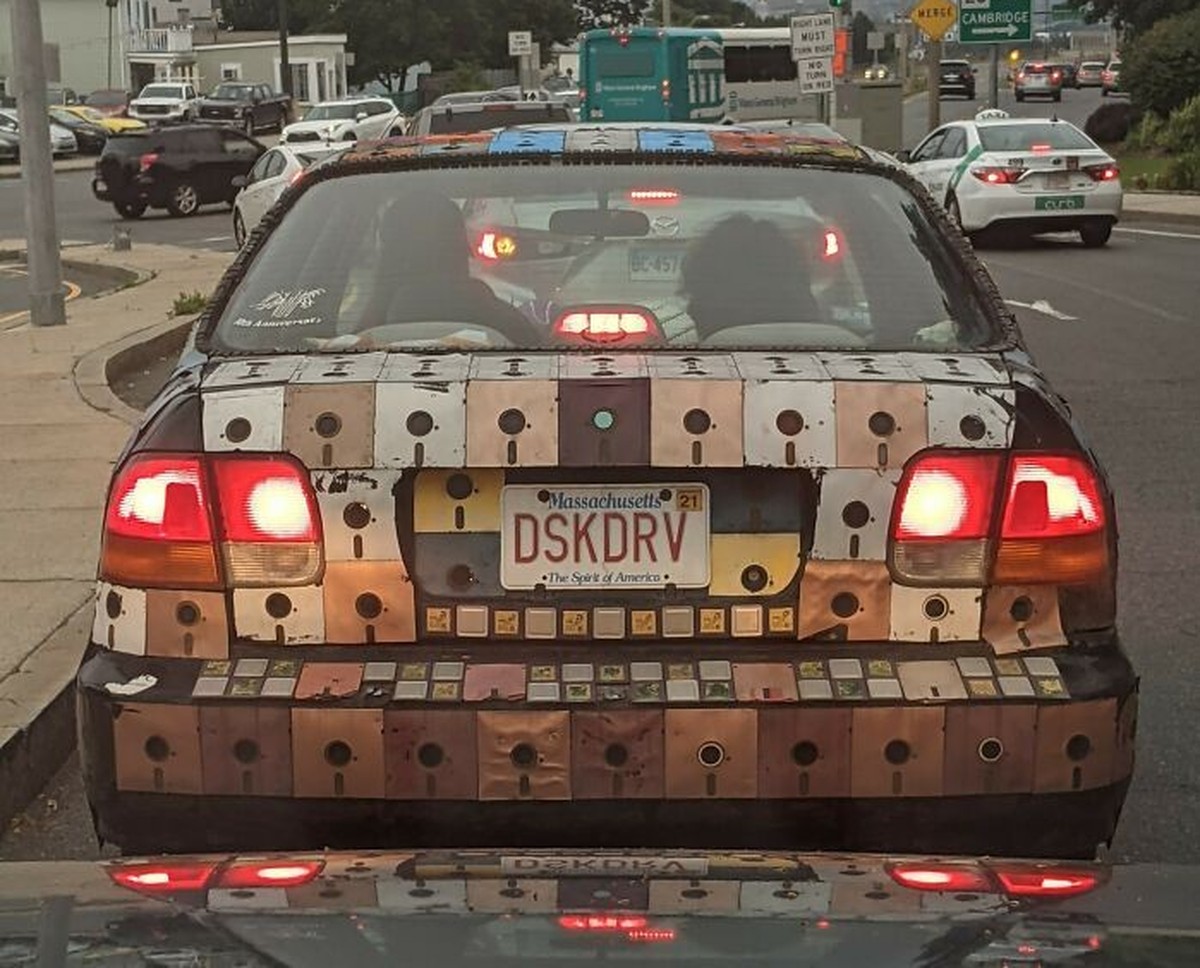 Floppy-Disc-Auto. Yeah.
https://www.reddit.com/r/mildlyinteresting/comments/p5parb/this_car_is_decorated_with_old_floppy_disks/